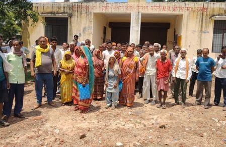 फोटो-20- गंजमुरादाबाद की साधन सहकारी समिति में खाद के लिए इंतजार करते किसान। स्रोत: किसान फोटो-20- गंजमुरादाबाद की साधन सहकारी समिति में खाद के लिए इंतजार करते किसान। स्रोत: किसान