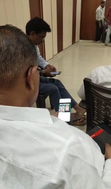 फोटो 30- सदर तहसील में आयोजित समाधान दिवस में सोशल मीडिया में व्यस्त चकबंदी विभाग के अधिकारी। स फोटो 30- सदर तहसील में आयोजित समाधान दिवस में सोशल मीडिया में व्यस्त चकबंदी विभाग के अधिकारी। स