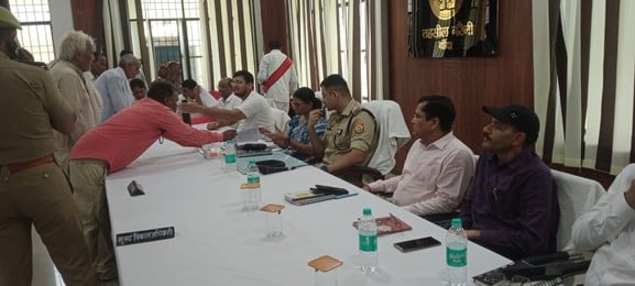 फोटो 30- सदर तहसील में आयोजित समाधान दिवस में सोशल मीडिया में व्यस्त चकबंदी विभाग के अधिकारी। स फोटो 30- सदर तहसील में आयोजित समाधान दिवस में सोशल मीडिया में व्यस्त चकबंदी विभाग के अधिकारी। स