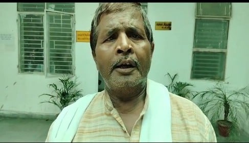 फोटो 30- सदर तहसील में आयोजित समाधान दिवस में सोशल मीडिया में व्यस्त चकबंदी विभाग के अधिकारी। स फोटो 30- सदर तहसील में आयोजित समाधान दिवस में सोशल मीडिया में व्यस्त चकबंदी विभाग के अधिकारी। स