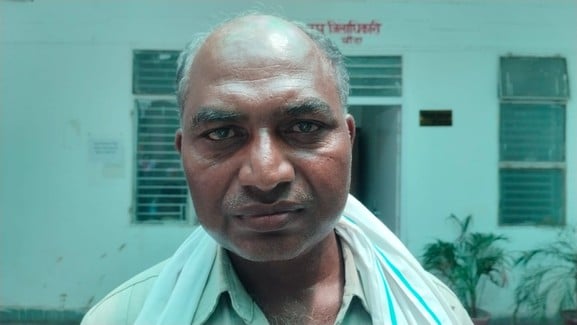 फोटो 30- सदर तहसील में आयोजित समाधान दिवस में सोशल मीडिया में व्यस्त चकबंदी विभाग के अधिकारी। स फोटो 30- सदर तहसील में आयोजित समाधान दिवस में सोशल मीडिया में व्यस्त चकबंदी विभाग के अधिकारी। स