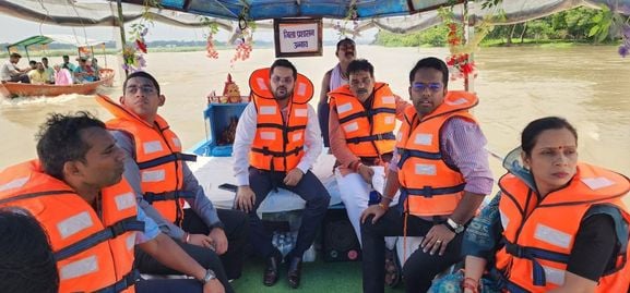फोटो-31- फतेहपुर चौरासी के गांव सुब्बापुरवा में बाढ़ के पानी से बच्चों के साथ निकलते ग्रामीण। फोटो-31- फतेहपुर चौरासी के गांव सुब्बापुरवा में बाढ़ के पानी से बच्चों के साथ निकलते ग्रामीण।