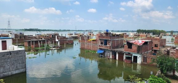 फोटो-31- फतेहपुर चौरासी के गांव सुब्बापुरवा में बाढ़ के पानी से बच्चों के साथ निकलते ग्रामीण। फोटो-31- फतेहपुर चौरासी के गांव सुब्बापुरवा में बाढ़ के पानी से बच्चों के साथ निकलते ग्रामीण।