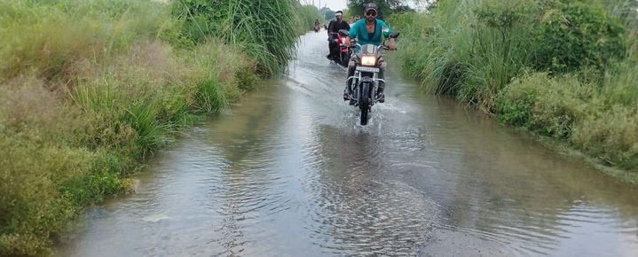 फोटो-31- फतेहपुर चौरासी के गांव सुब्बापुरवा में बाढ़ के पानी से बच्चों के साथ निकलते ग्रामीण। फोटो-31- फतेहपुर चौरासी के गांव सुब्बापुरवा में बाढ़ के पानी से बच्चों के साथ निकलते ग्रामीण।