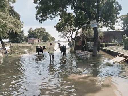 फोटो-31- फतेहपुर चौरासी के गांव सुब्बापुरवा में बाढ़ के पानी से बच्चों के साथ निकलते ग्रामीण। फोटो-31- फतेहपुर चौरासी के गांव सुब्बापुरवा में बाढ़ के पानी से बच्चों के साथ निकलते ग्रामीण।