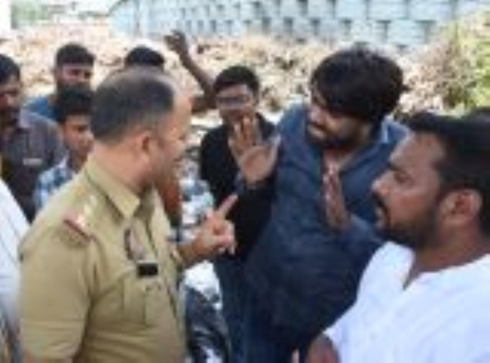 गंदगी के विरोध में प्रदर्शन करते स्थानीय लोग। गंदगी के विरोध में प्रदर्शन करते स्थानीय लोग।