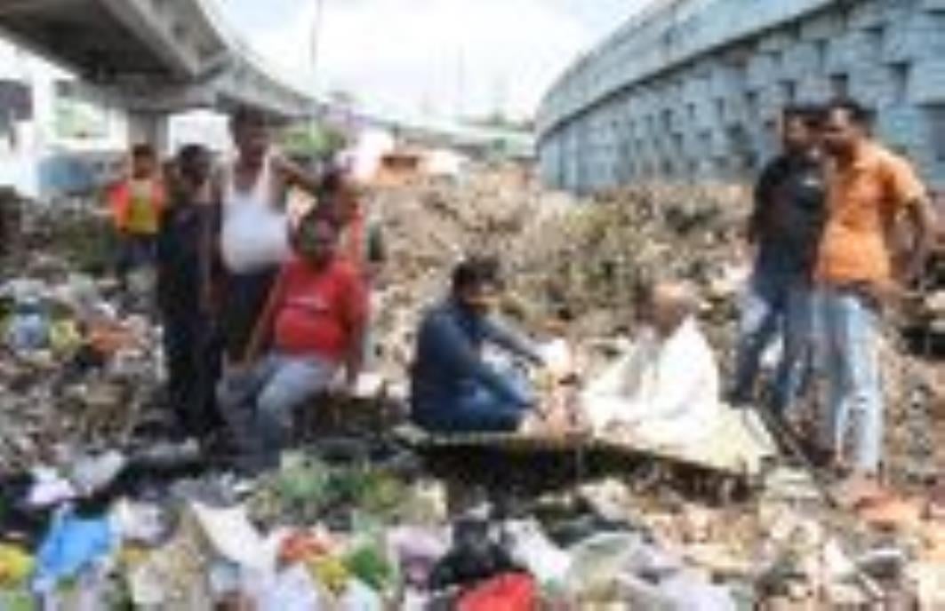 गंदगी के विरोध में प्रदर्शन करते स्थानीय लोग। गंदगी के विरोध में प्रदर्शन करते स्थानीय लोग।