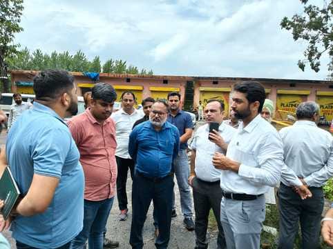 घर में पानी न घुसे इसके लिए घर के दरवाजे पर ब्लॉक लगाता परिवार। संवाद घर में पानी न घुसे इसके लिए घर के दरवाजे पर ब्लॉक लगाता परिवार। संवाद