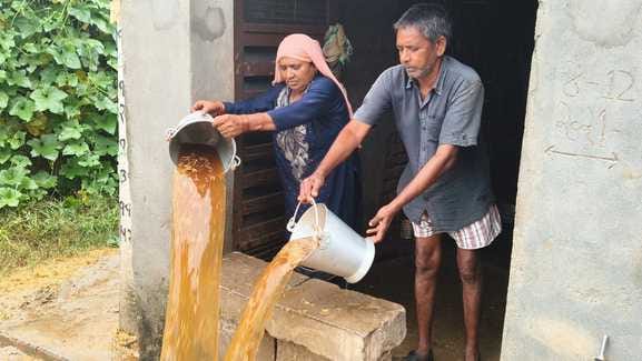 घर में पानी न घुसे इसके लिए घर के दरवाजे पर ब्लॉक लगाता परिवार। संवाद घर में पानी न घुसे इसके लिए घर के दरवाजे पर ब्लॉक लगाता परिवार। संवाद