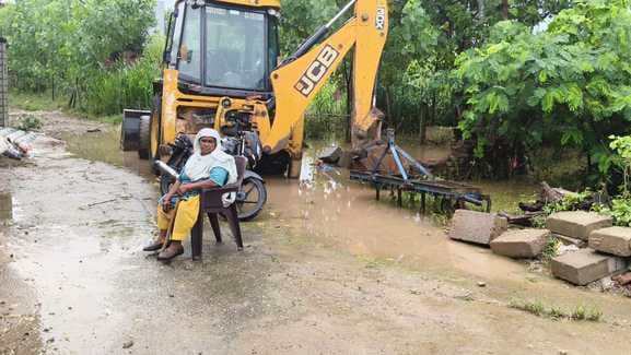 घर में पानी न घुसे इसके लिए घर के दरवाजे पर ब्लॉक लगाता परिवार। संवाद घर में पानी न घुसे इसके लिए घर के दरवाजे पर ब्लॉक लगाता परिवार। संवाद