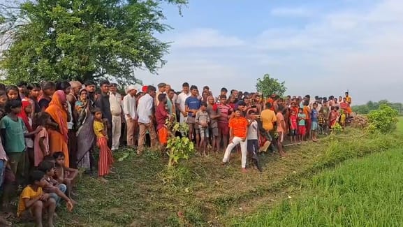 घटनास्थल पर मौजूद लोगों की भीड़