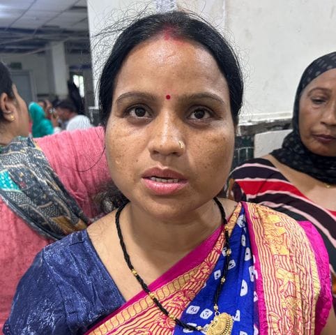 हाउसिंग बोर्ड कॉलोनी में दूषित जलापूर्ति से परेशान लोग। स्रोत : पाठक हाउसिंग बोर्ड कॉलोनी में दूषित जलापूर्ति से परेशान लोग। स्रोत : पाठक