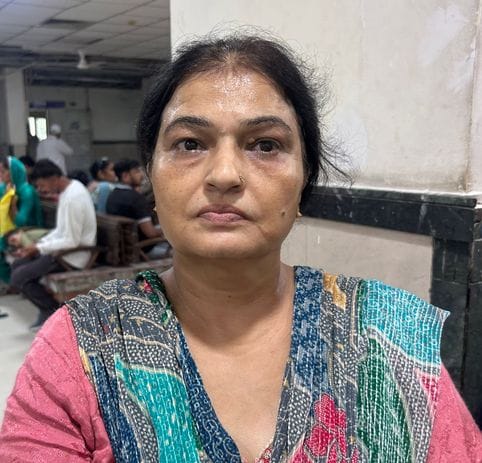 हाउसिंग बोर्ड कॉलोनी में दूषित जलापूर्ति से परेशान लोग। स्रोत : पाठक हाउसिंग बोर्ड कॉलोनी में दूषित जलापूर्ति से परेशान लोग। स्रोत : पाठक