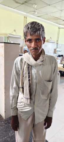 इमरजेंसी वार्ड में हाथ से पंखा झलता तीमारदार। संवाद इमरजेंसी वार्ड में हाथ से पंखा झलता तीमारदार। संवाद