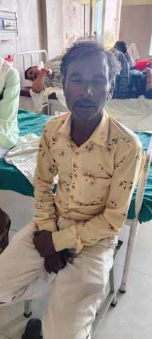 इमरजेंसी वार्ड में हाथ से पंखा झलता तीमारदार। संवाद इमरजेंसी वार्ड में हाथ से पंखा झलता तीमारदार। संवाद