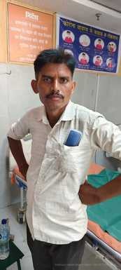इमरजेंसी वार्ड में हाथ से पंखा झलता तीमारदार। संवाद इमरजेंसी वार्ड में हाथ से पंखा झलता तीमारदार। संवाद