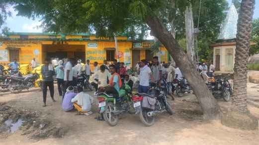 कुर्रियाकलां गांव में सहकारी समिति के बाहर खाद लेने के लिए खड़े किसान। संवाद कुर्रियाकलां गांव में सहकारी समिति के बाहर खाद लेने के लिए खड़े किसान। संवाद