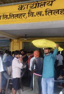 कुर्रियाकलां गांव में सहकारी समिति के बाहर खाद लेने के लिए खड़े किसान। संवाद कुर्रियाकलां गांव में सहकारी समिति के बाहर खाद लेने के लिए खड़े किसान। संवाद
