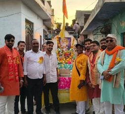 कुर्रियाकलां के देवी मंदिर में प्रस्तुति देते कलाकार। संवाद कुर्रियाकलां के देवी मंदिर में प्रस्तुति देते कलाकार। संवाद