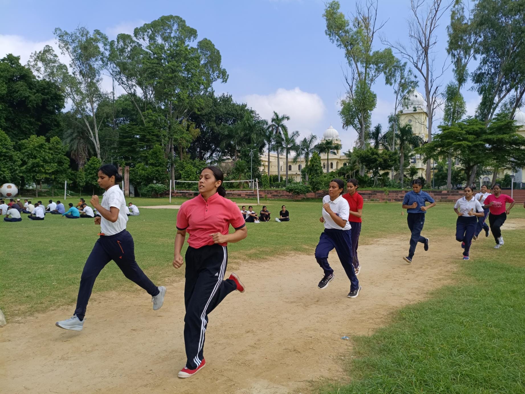 लखनऊ विश्वविद्यालय में एनसीसी कैडेट्स की प्रवेश प्रक्रिया को पूरी करते हुए एनसीसी के अधिकारी...