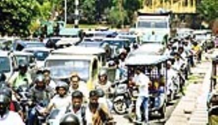 पुराने लखनऊ में बुद्धा पार्क में जाम के दौरान रेंगते वाहन।