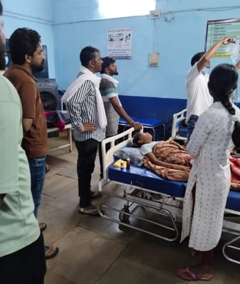 रतलाम जिले के ग्राम बाजना के सरकारी अस्पताल में भर्ती छात्राएं।