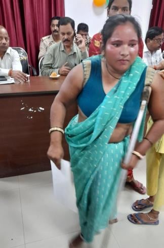 समाधान दिवस में समस्या सुनते अधिकारी।