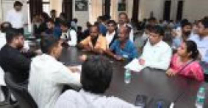 समाधान दिवस में समस्या सुनते अधिकारी।