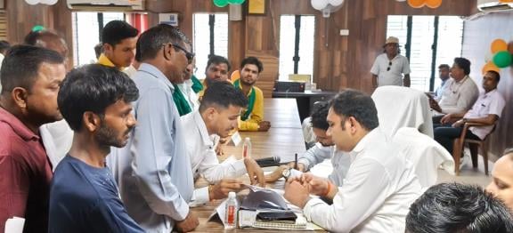 समाधान दिवस में समस्या सुनते अधिकारी।
