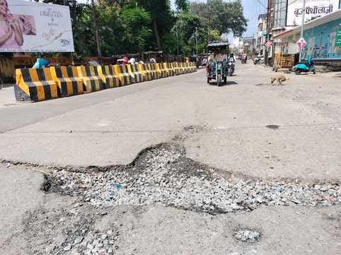 शाहजहांपुर में अशफाक नगर तिराहे के पास गड्ढे और फैली पड़ी बजरी। संवाद शाहजहांपुर में अशफाक नगर तिराहे के पास गड्ढे और फैली पड़ी बजरी। संवाद