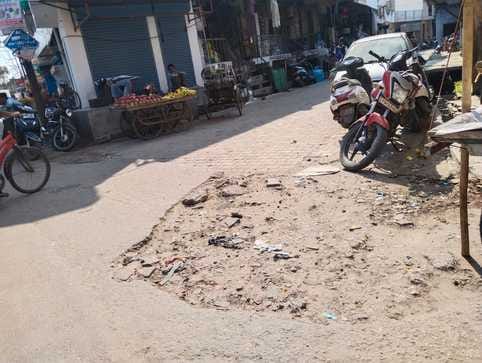 शाहजहांपुर में अशफाक नगर तिराहे के पास गड्ढे और फैली पड़ी बजरी। संवाद शाहजहांपुर में अशफाक नगर तिराहे के पास गड्ढे और फैली पड़ी बजरी। संवाद