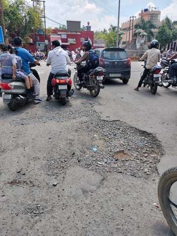 शाहजहांपुर में अशफाक नगर तिराहे के पास गड्ढे और फैली पड़ी बजरी। संवाद शाहजहांपुर में अशफाक नगर तिराहे के पास गड्ढे और फैली पड़ी बजरी। संवाद