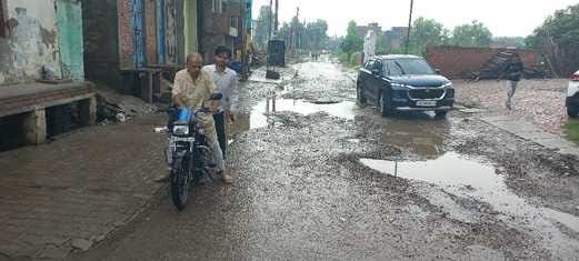 शामली बैंड़ मार्केट में जलभराव । संवाद