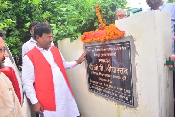 योजनाओं का लोकार्पण करते विधायक।