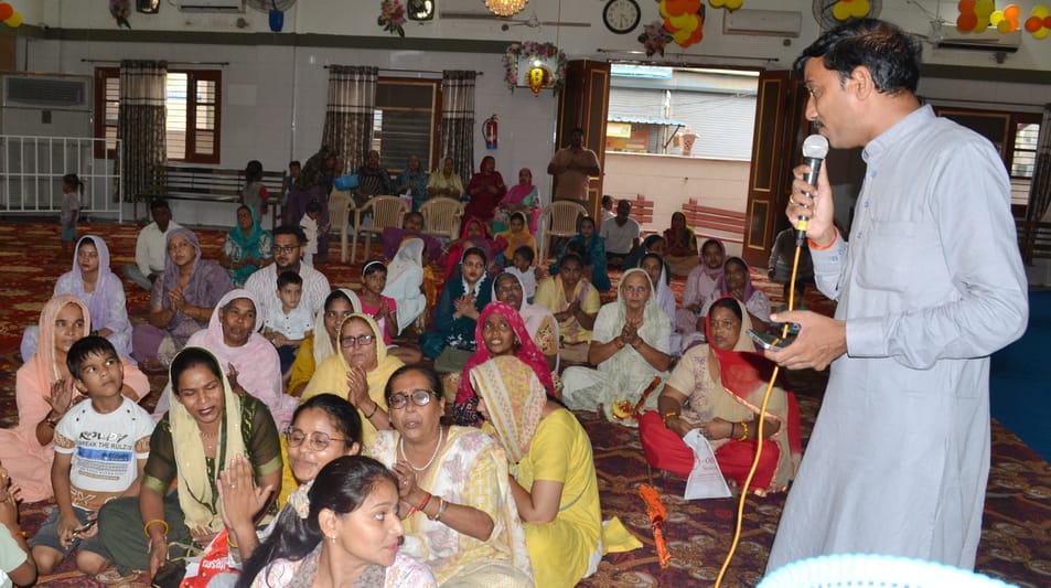 11... श्री खाटू श्याम मंदिर में बाबा के दर्शन करते श्रद्धालु। संवाद
