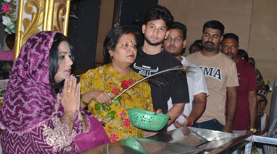 11... श्री खाटू श्याम मंदिर में बाबा के दर्शन करते श्रद्धालु। संवाद