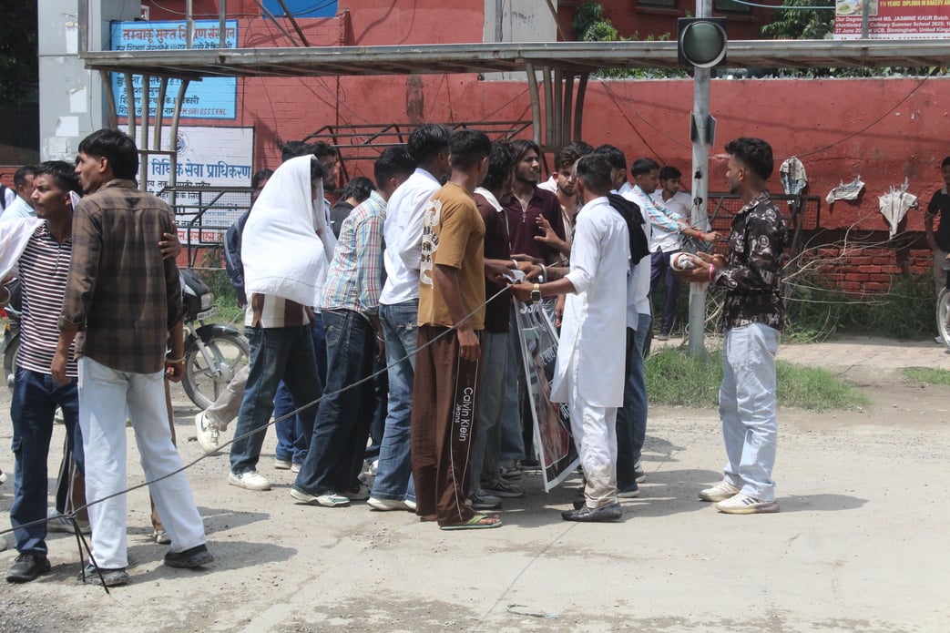 51...विश्वकर्मा चौक पर प्रदर्शन करते युवा। संवाद 51...विश्वकर्मा चौक पर प्रदर्शन करते युवा। संवाद