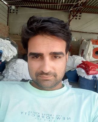 आजादगढ़ के सामुदायिक केंद्र के निकट एक मकान के अंदर भरा सीवर का पानी। पाठक