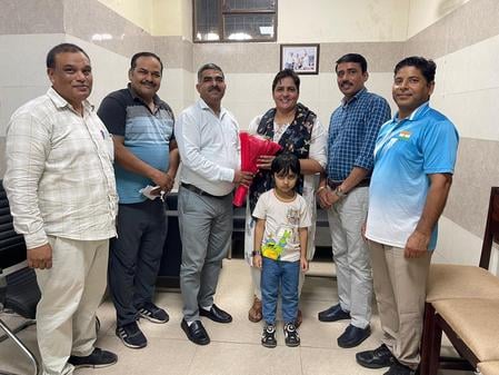 अंबाला जोन की खेल उप निदेशक कविता देवी को बुके देकर स्वागत करते हुए जिला खेल अधिकारी राजबीर स