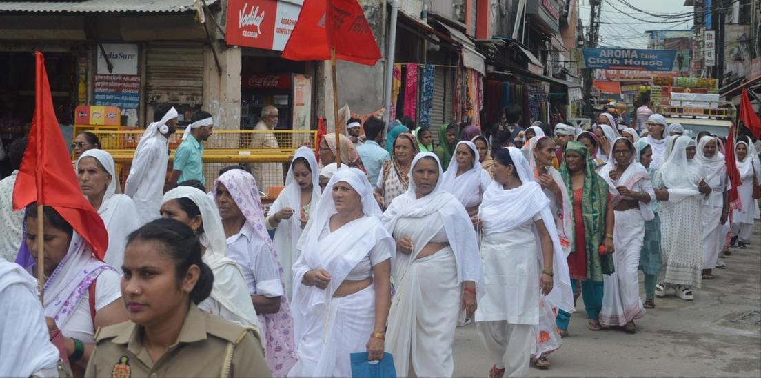 बिजनौर में बाबा फुलसंदे वालों की शोभायात्रा में उपस्थित बाबा फुलसंदे वाले। संवाद