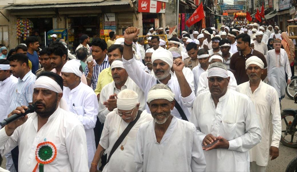 बिजनौर में बाबा फुलसंदे वालों की शोभायात्रा में उपस्थित बाबा फुलसंदे वाले। संवाद