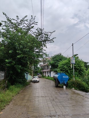 बानखड़ में पेड़ों से छू रहे बिजली के तार। संवाद बानखड़ में पेड़ों से छू रहे बिजली के तार। संवाद
