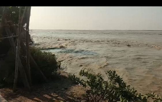 बाढ़ के पानी के कटान से पानी में समाया मंदिर, मौके पर पड़े अवशेष। संवाद बाढ़ के पानी के कटान से पानी में समाया मंदिर, मौके पर पड़े अवशेष। संवाद