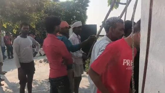 बाढ़ के पानी के कटान से पानी में समाया मंदिर, मौके पर पड़े अवशेष। संवाद बाढ़ के पानी के कटान से पानी में समाया मंदिर, मौके पर पड़े अवशेष। संवाद