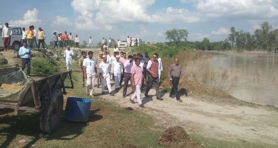 बाढ़ के पानी के कटान से पानी में समाया मंदिर, मौके पर पड़े अवशेष। संवाद बाढ़ के पानी के कटान से पानी में समाया मंदिर, मौके पर पड़े अवशेष। संवाद