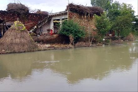 छाछरी मोड़ के गांव सलेमपुर खादर में सड़क टूटने से बने गड्ढे पर डाले गए लोहे के पाइप के ऊपर से स छाछरी मोड़ के गांव सलेमपुर खादर में सड़क टूटने से बने गड्ढे पर डाले गए लोहे के पाइप के ऊपर से स