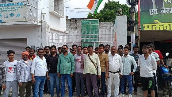 फोटो 10- कोतवाली में शिकायत लेकर पहुंचे कर्मचारी।संवाद
