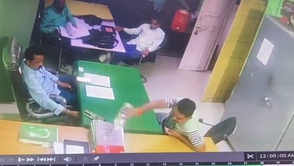 फोटो 10- कोतवाली में शिकायत लेकर पहुंचे कर्मचारी।संवाद