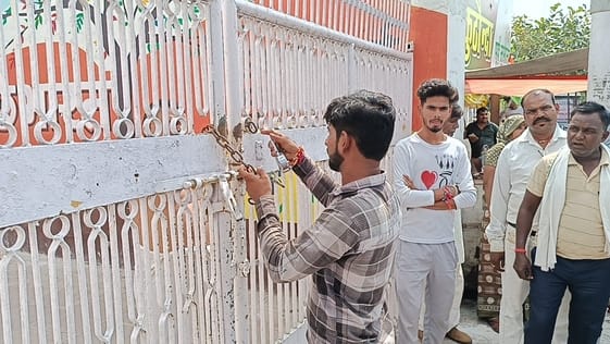 फोटो 10- कोतवाली में शिकायत लेकर पहुंचे कर्मचारी।संवाद
