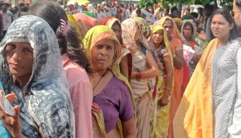 फोटो 15- बांदा टांडा हाईवे पर मंडी समिति के सामने हाईवे पर जाम लगाए किसान।-संवाद फोटो 15- बांदा टांडा हाईवे पर मंडी समिति के सामने हाईवे पर जाम लगाए किसान।-संवाद